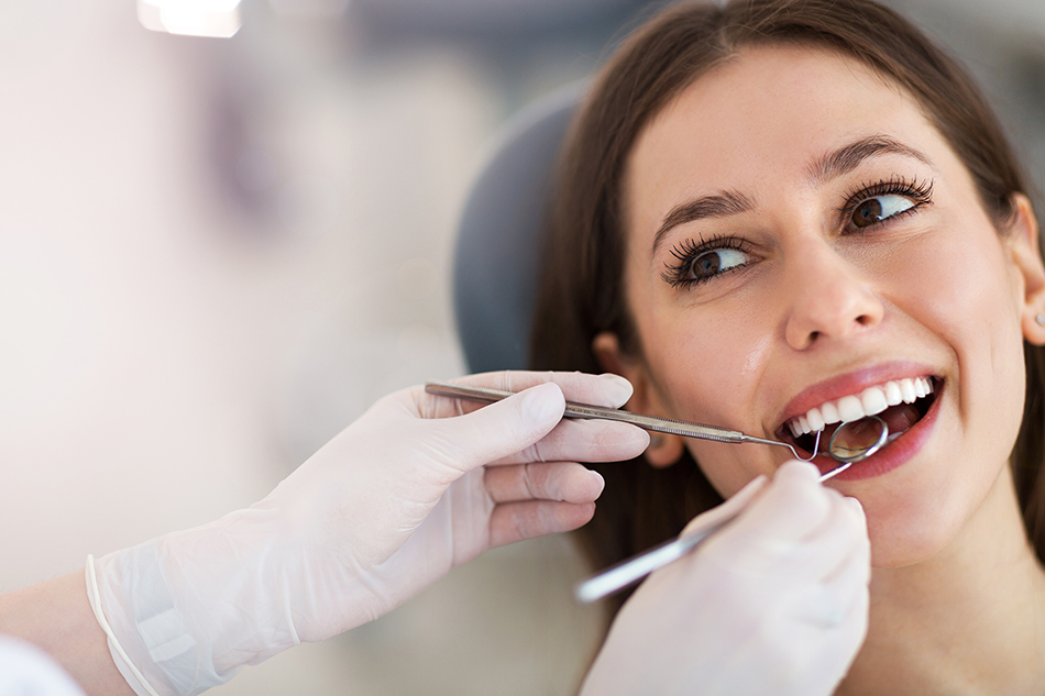 mujer sonriendo en el dentista